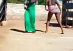 Un Petit eş sisman kadin pornusu anne