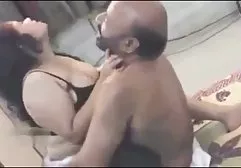 İçinde şişman kadın bornosu çorap ve jartiyer