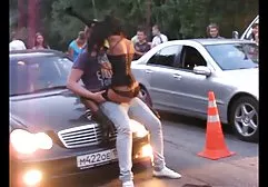 Muhteşem sarışın siyah bir adam şişman sikişmeleri ile seks yapmak istiyor