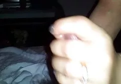 Seksi esmer Seks sırasında porn izle şişman göğüslerini tutar