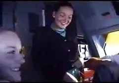 Sevimli esmer şişman kadın sex bir araba bulur, ama özgür değildir
